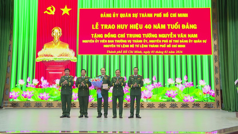 Trao Huy hiệu 40 năm tuổi Đảng cho Trung tướng Nguyễn Văn Nam- Ảnh 1.