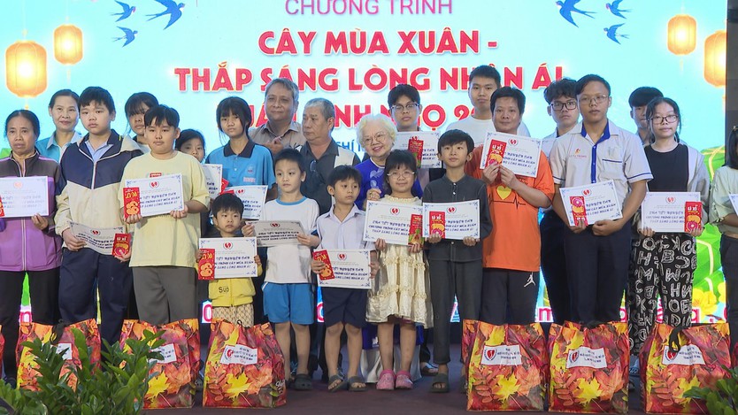 Cây Mùa Xuân - "Thắp sáng lòng nhân ái" lần thứ 25: Trao tặng 2.000 phần quà Tết  - Ảnh 6.
