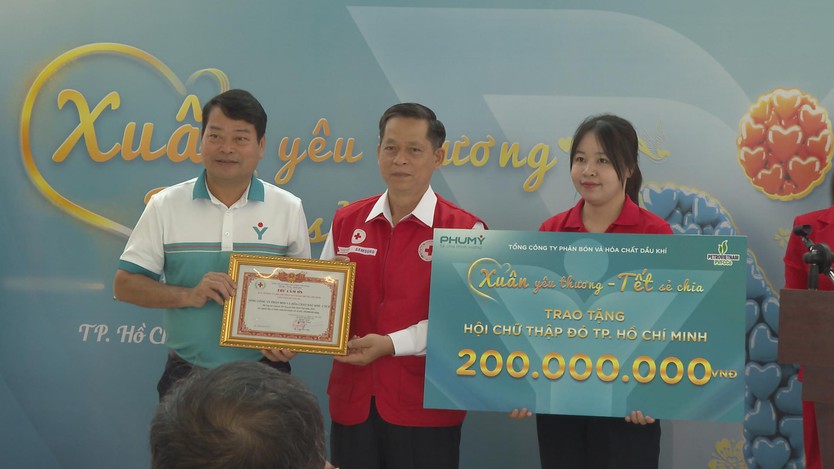 Hội Chữ thập đỏ TP. Hồ Chí Minh: Mang Tết nhân ái đến với 200 hộ gia đình khó khăn - Ảnh 6.