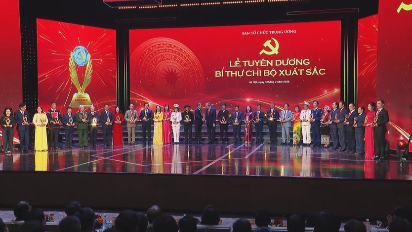 Tuyên dương 96 Bí thư Chi bộ xuất sắc, trao Giải Búa liềm vàng lần thứ X năm 2025 - Ảnh 2.