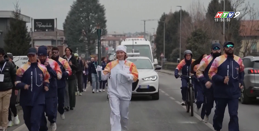 Đuốc Olympic mùa đông đi qua vùng Lombardy - Ảnh 4.
