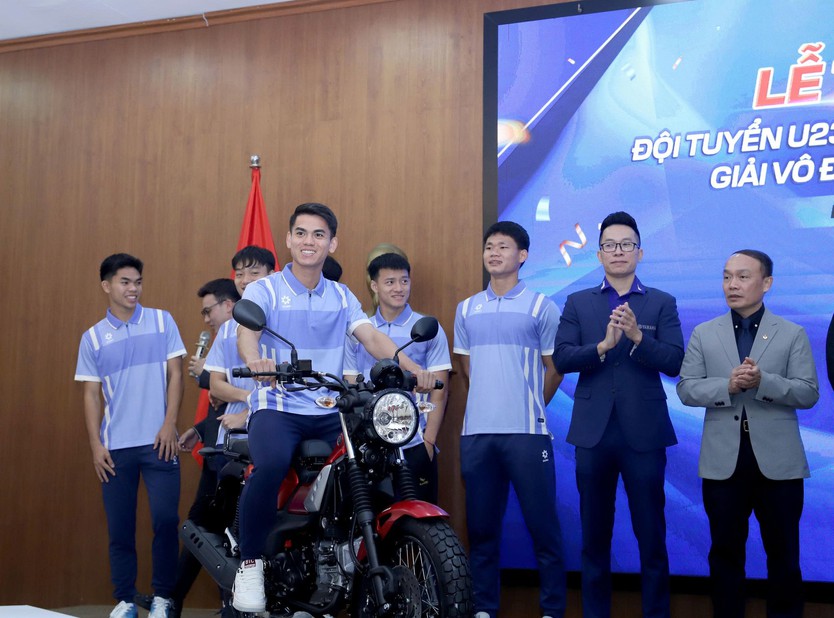 U23 Việt Nam được thưởng xe máy xịn: Ông Kim và học trò háo hức trải nghiệm… ngay trên sân khấu- Ảnh 4.
