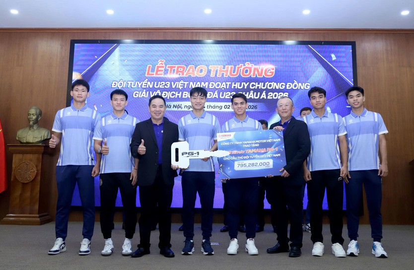 U23 Việt Nam được thưởng xe máy xịn: Ông Kim và học trò háo hức trải nghiệm… ngay trên sân khấu- Ảnh 2.