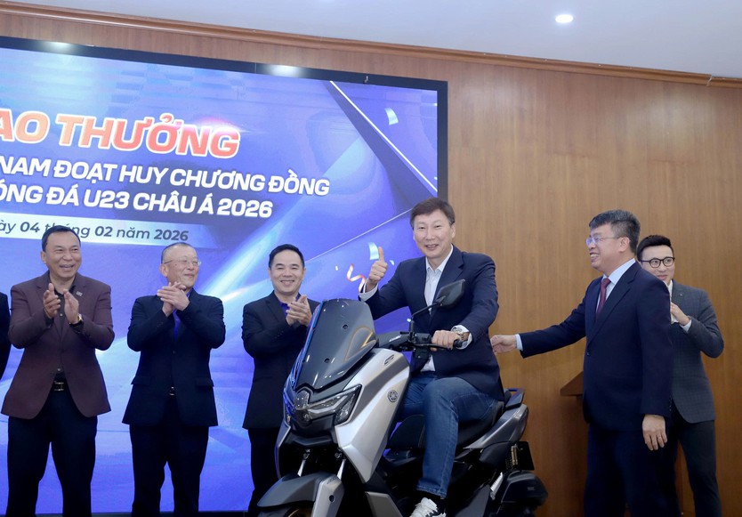 U23 Việt Nam được thưởng xe máy xịn: Ông Kim và học trò háo hức trải nghiệm… ngay trên sân khấu- Ảnh 3.