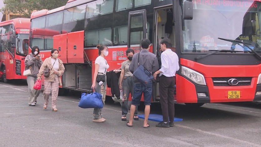 TP. Hồ Chí Minh: Vé xe, tàu “nóng” dịp cao điểm Tết Bính Ngọ 2026- Ảnh 3.