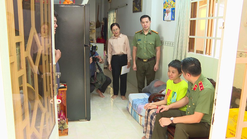 Trung tướng Mai Hoàng thăm, chúc Tết các gia đình chính sách dịp Tết Nguyên đán Bính Ngọ 2026 - Ảnh 3.