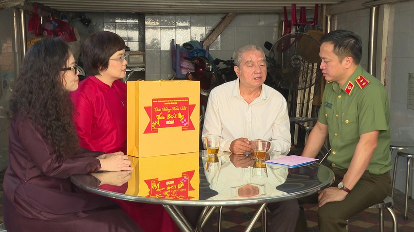 Trung tướng Mai Hoàng thăm, chúc Tết các gia đình chính sách dịp Tết Nguyên đán Bính Ngọ 2026 - Ảnh 8.