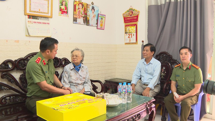 Trung tướng Mai Hoàng thăm, chúc Tết các gia đình chính sách dịp Tết Nguyên đán Bính Ngọ 2026 - Ảnh 5.