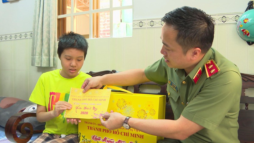 Trung tướng Mai Hoàng thăm, chúc Tết các gia đình chính sách dịp Tết Nguyên đán Bính Ngọ 2026 - Ảnh 4.