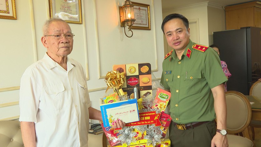 Trung tướng Mai Hoàng thăm, chúc Tết các gia đình chính sách dịp Tết Nguyên đán Bính Ngọ 2026 - Ảnh 7.