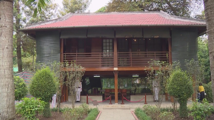 Hàng ngàn lượt khách trong và ngoài nước đến tưởng nhớ, tri ân tại Khu di tích Chủ tịch Hồ Chí Minh tại Phủ Chủ tịch- Ảnh 1.