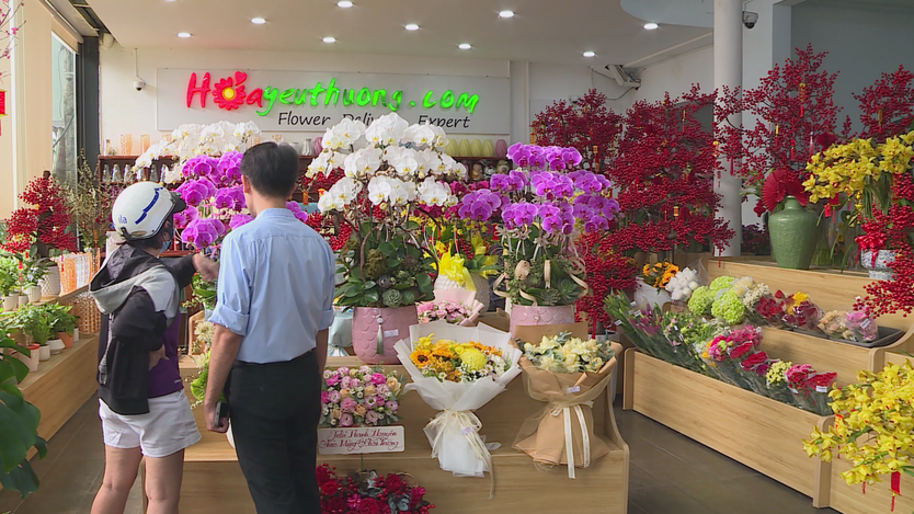 Thị trường hoa Tết TP. Hồ Chí Minh: Hoa truyền thống giữ "ngôi vương", lan hồ điệp hút khách - Ảnh 9.