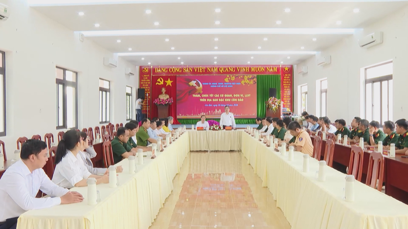 Phó Bí thư Thành ủy Nguyễn Phước Lộc thăm, chúc Tết quân và dân đặc khu Côn Đảo - Ảnh 1.