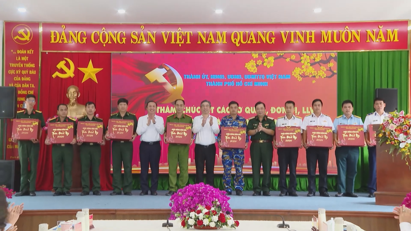 Phó Bí thư Thành ủy Nguyễn Phước Lộc thăm, chúc Tết quân và dân đặc khu Côn Đảo - Ảnh 2.