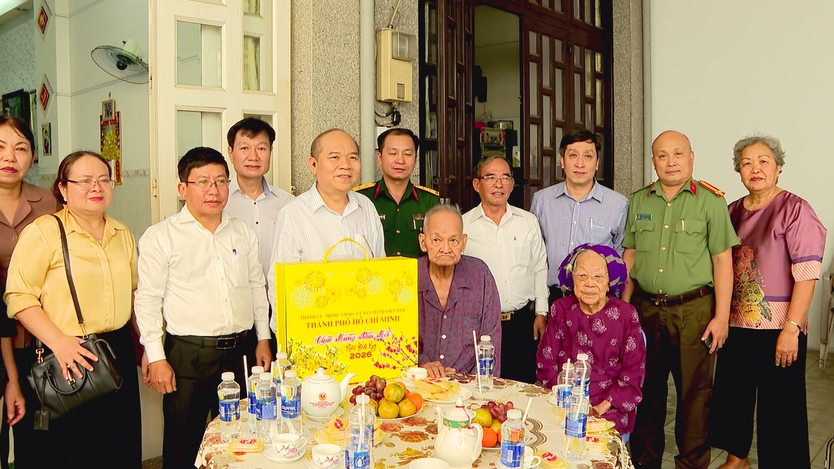 Lãnh đạo TP. Hồ Chí Minh thăm hỏi đảng viên lão thành và các hộ nghèo nhân dịp xuân Bính Ngọ - Ảnh 3.