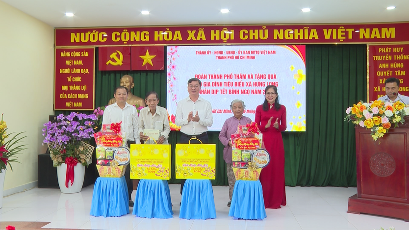TP. Hồ Chí Minh: Chúc Tết và tặng quà các gia đình tiêu biểu tại xã Bình Chánh và Hưng Long - Ảnh 5.