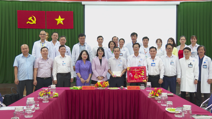 Phó Chủ tịch UBND Thành phố chúc Tết và động viên đội ngũ y bác sĩ, chiến sĩ - Ảnh 1.