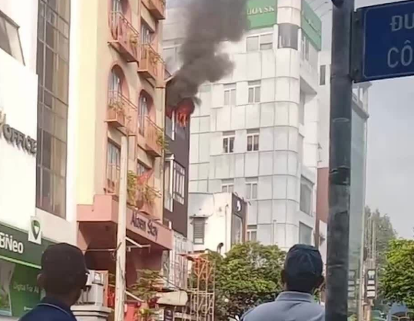 Cháy nhà 5 tầng ở trung tâm Thành phố Hồ Chí Minh - Ảnh 1.
