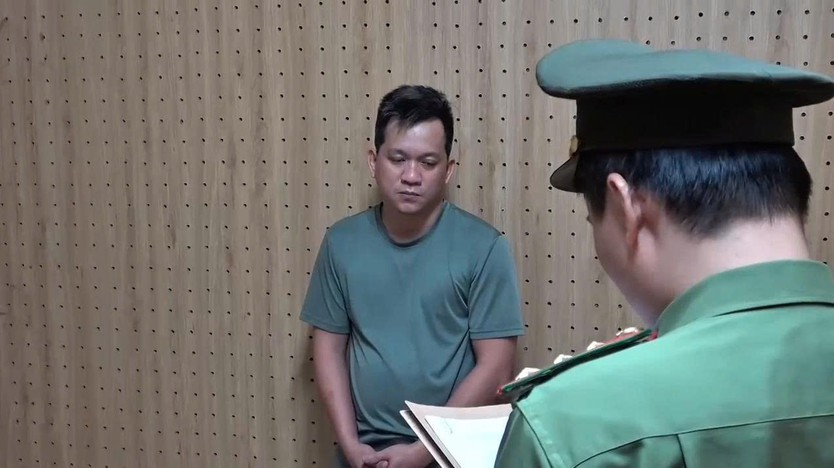 Khởi tố đối tượng tàng trữ, mua bán trái phép vũ khí quân dụng tại TP. Hồ Chí Minh - Ảnh 1.