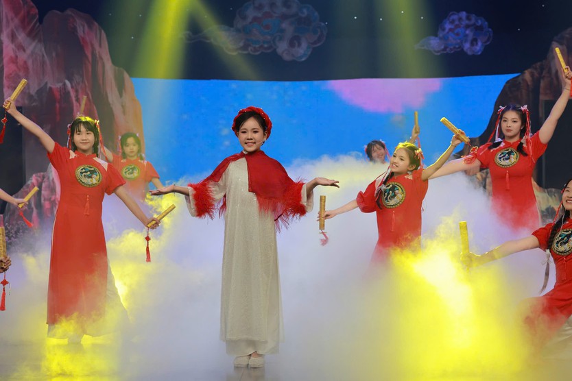 Helen Vũ hoá thân thành "Mây Trắng" trong Vườn Âm Nhạc “Đất trời mùa Xuân” - Ảnh 4.