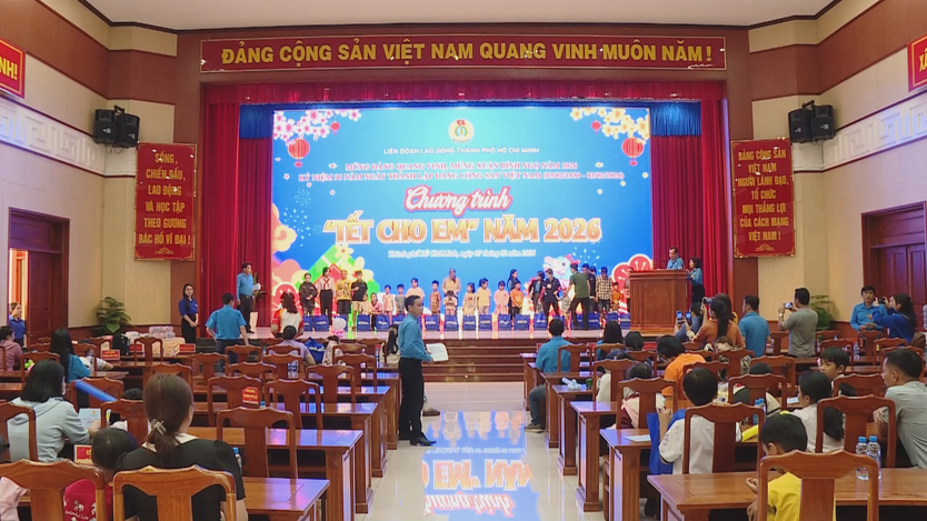 Lan tỏa yêu thương từ 100 phần quà Tết dành cho con em công nhân lao động - Ảnh 1.