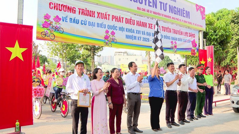 Phường Bình Trưng diễu hành xe hoa tuyên truyền về bầu cử - Ảnh 4.