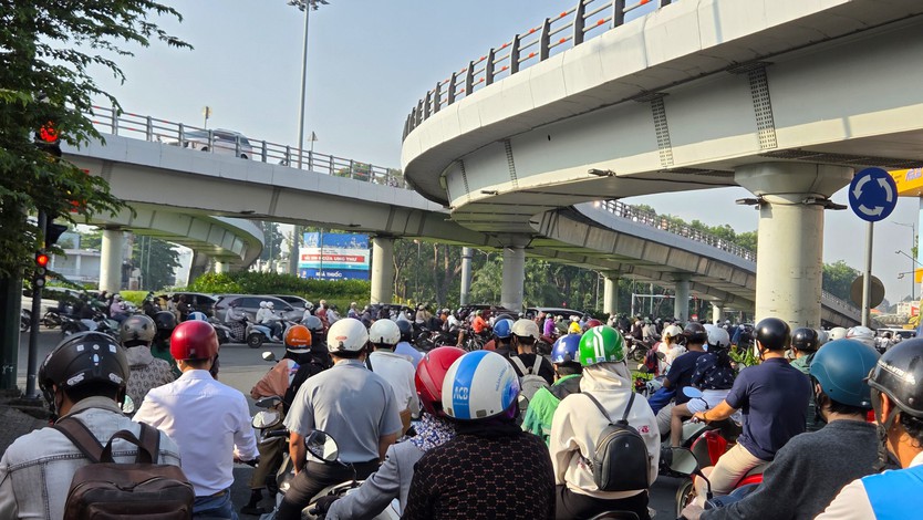 Có nên tháo dỡ vòng xoay ở TP.HCM: Xây thêm cầu vượt, hầm chui- Ảnh 2.