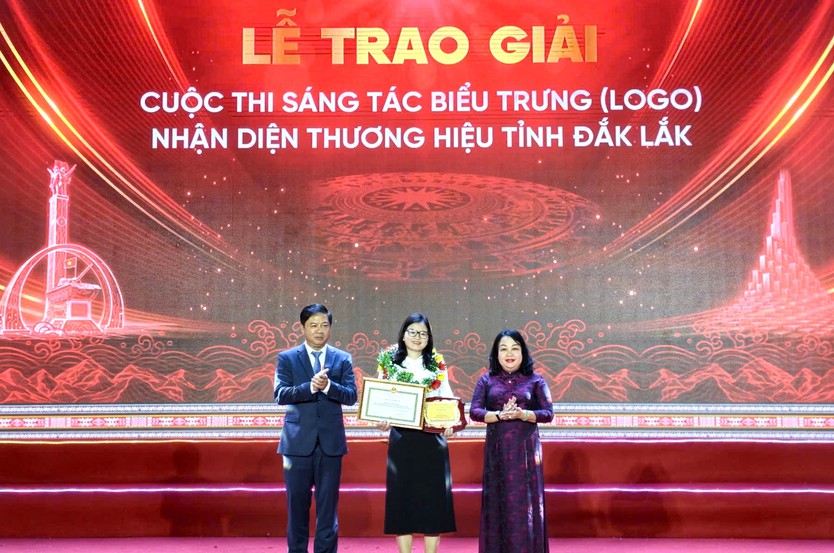 Trao giải nhất thiết kế biểu trưng tỉnh Đắk Lắk cho tác giả người Đà Nẵng - Ảnh 1.