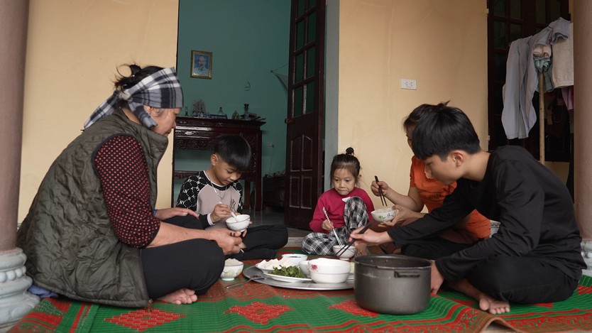 Mái ấm gia đình Việt: Gia Huy chăm cha thực vật, phụ mẹ gánh vác gia đình - Ảnh 5.