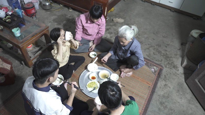 Mái ấm gia đình Việt: Cha mất vì đột tử, ba anh em bật khóc sợ mất mẹ - Ảnh 2.