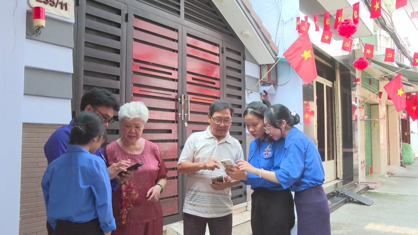 TP.HCM rực sắc cờ hoa, sẵn sàng cho ngày hội non sông - Ảnh 3.