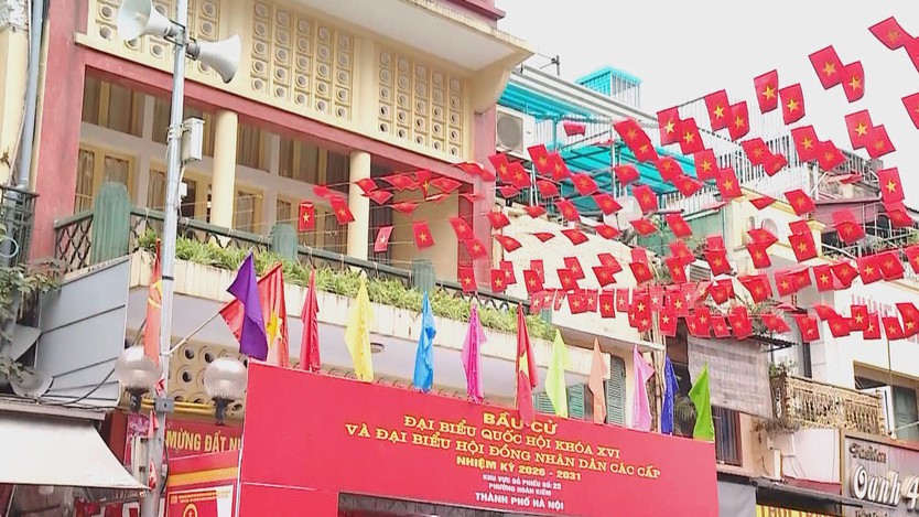 Cử tri Thủ đô nô nức đi bầu cử tại địa chỉ đỏ 48 Hàng Ngang - Ảnh 1.