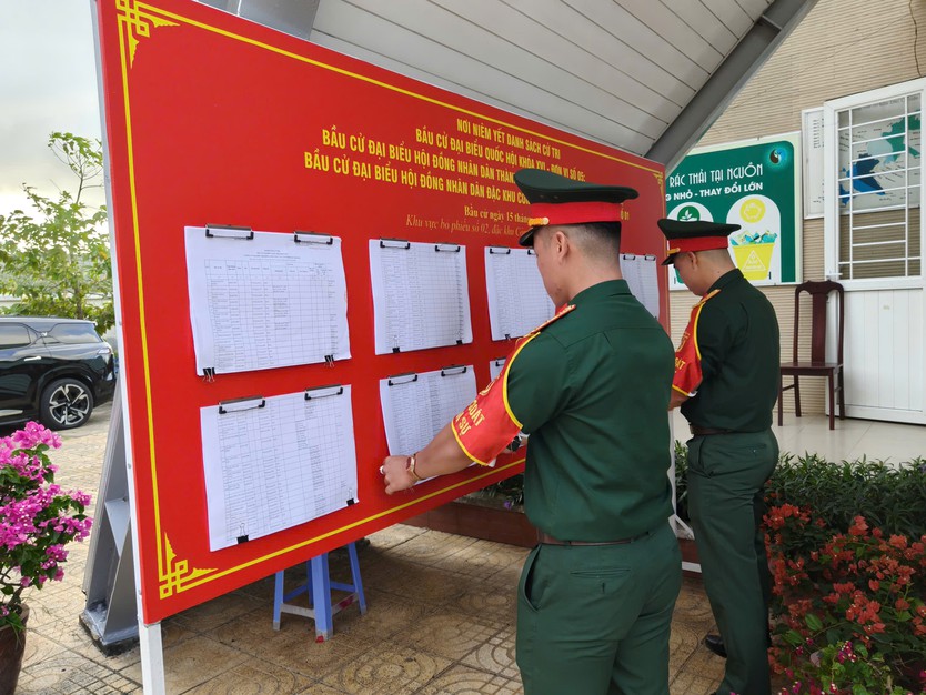 Cử tri đặc khu Côn Đảo nô nức trong ngày hội bầu cử - Ảnh 2.