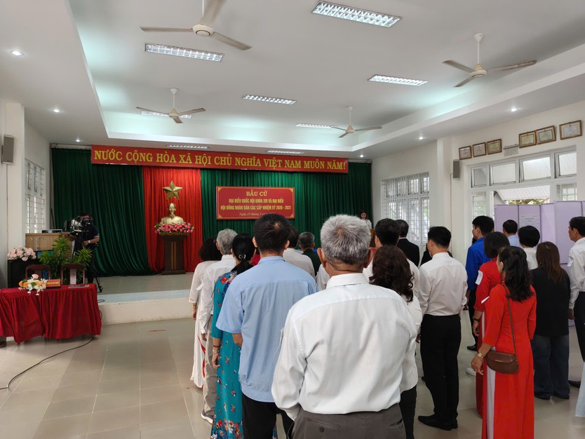 Cử tri đặc khu Côn Đảo nô nức trong ngày hội bầu cử - Ảnh 1.