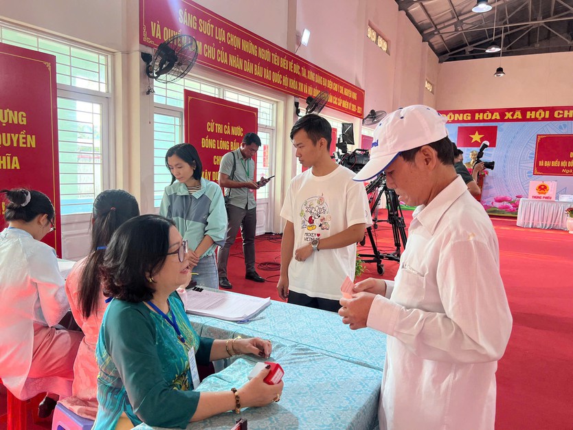 Lãnh đạo Trung ương và Thành phố Hồ Chí Minh tham gia bỏ phiếu tại điểm bầu cử xã Hóc Môn - Ảnh 3.