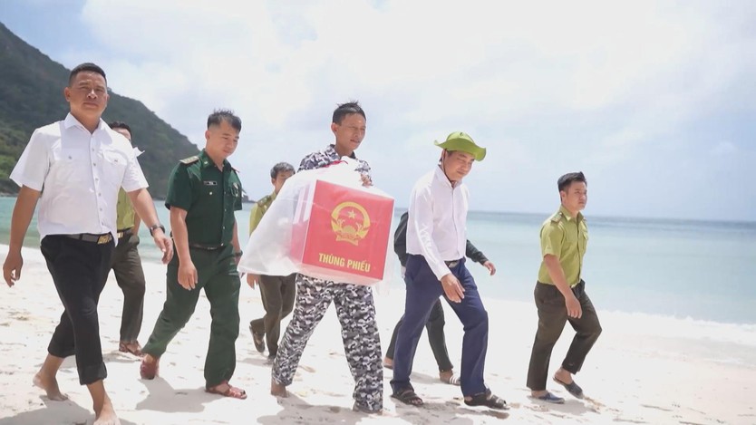 Lá phiếu giữa trùng khơi: Hành trình đưa thùng phiếu đến "Đảo Rùa" lớn nhất Việt Nam - Ảnh 2.