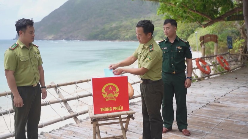 Lá phiếu giữa trùng khơi: Hành trình đưa thùng phiếu đến "Đảo Rùa" lớn nhất Việt Nam - Ảnh 7.
