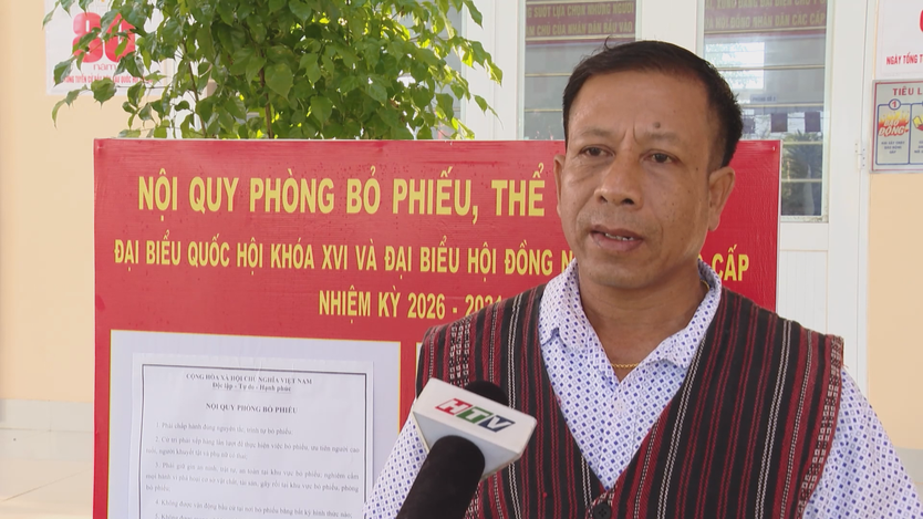 Cử tri đồng bào Châu Ro rộn ràng mặc trang phục truyền thống đi bầu cử - Ảnh 3.