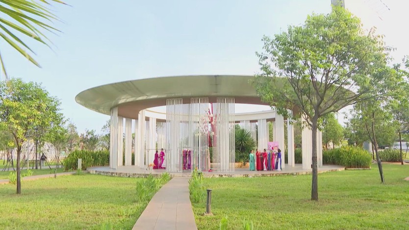 TP. Hồ Chí Minh lan tỏa mô hình “Tủ áo dài yêu thương” - Ảnh 1.