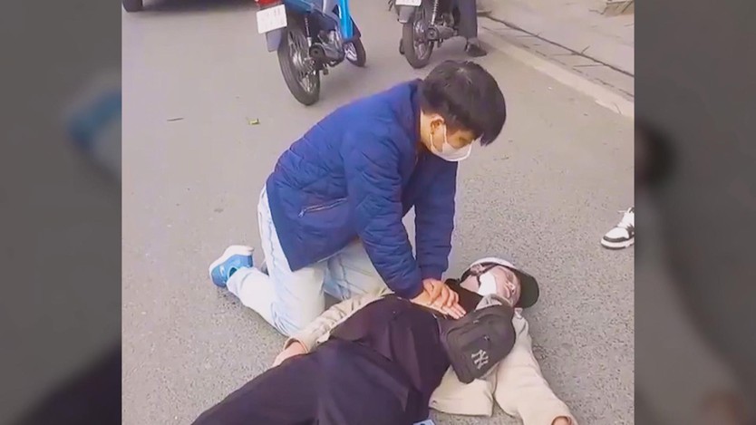 60 Giây ngày 17/3/2026 | Bác sĩ ép tim hồi sinh sự sống cho nam thanh niên sau tai nạn - Ảnh 2.