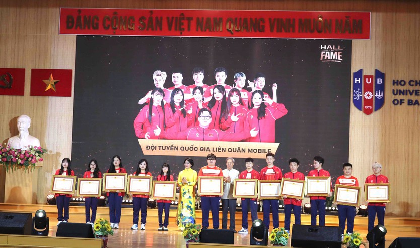 Thể thao điện tử Việt Nam vinh danh nhiều tuyển thủ, huấn luyện viên - Ảnh 1.