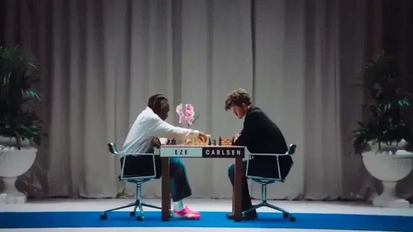 Vua cờ Carlsen bất ngờ bại trận trước ngôi sao bóng đá trong 1 ván cờ vua - Ảnh 1.