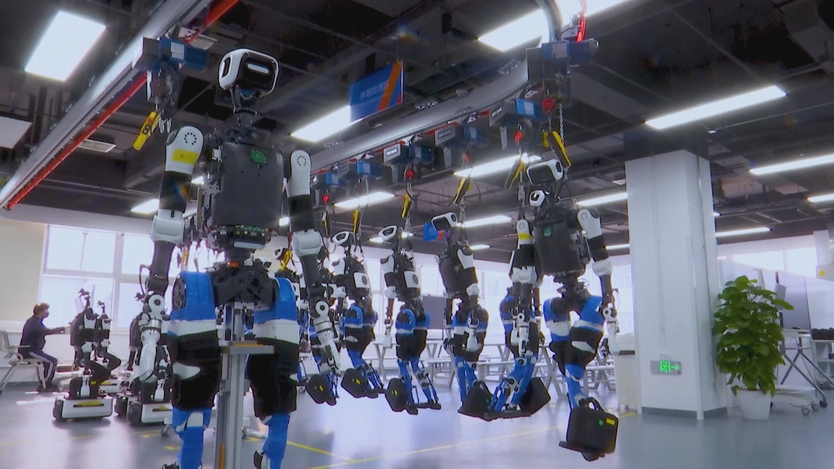 Cận cảnh quy trình kiểm tra robot hình người ở Bắc Kinh (Trung Quốc) - Ảnh 9.