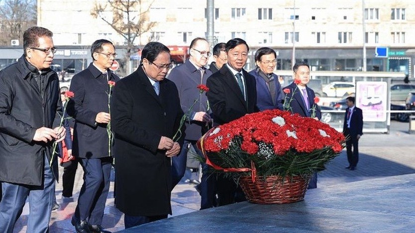 Thủ tướng Phạm Minh Chính dâng hoa tại Tượng đài Chủ tịch Hồ Chí Minh và Đài tưởng niệm Liệt sĩ Vô danh ở Moskva - Ảnh 3.