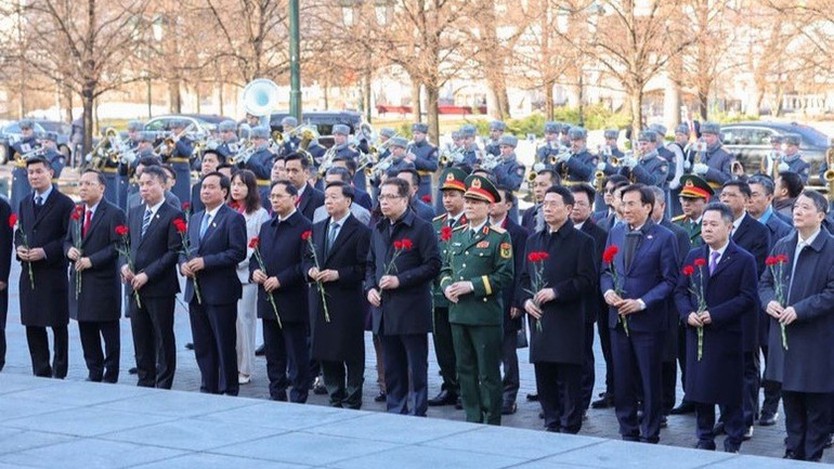 Thủ tướng Phạm Minh Chính dâng hoa tại Tượng đài Chủ tịch Hồ Chí Minh và Đài tưởng niệm Liệt sĩ Vô danh ở Moskva - Ảnh 7.