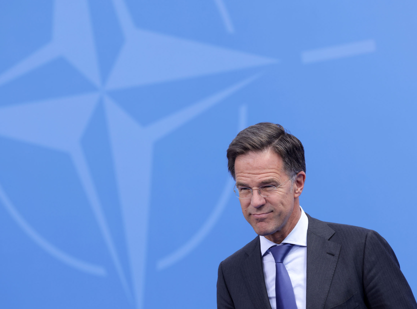 NATO: Hàng chục quốc gia đang phối hợp mở lại Eo biển Hormuz - Ảnh 1.