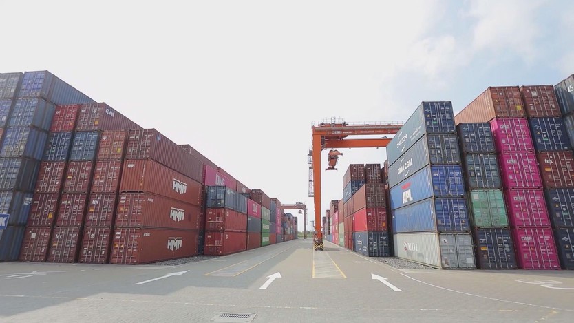 Xăng dầu tăng sốc, doanh nghiệp “thắt lưng buộc bụng” để sống sót - Ảnh 1.