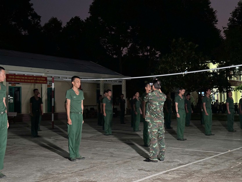 Một ngày rèn luyện của chiến sĩ trẻ tại Trung đoàn 143 - Ảnh 3.
