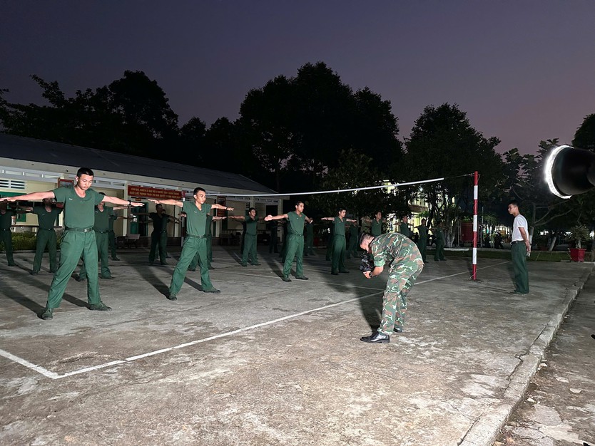 Một ngày rèn luyện của chiến sĩ trẻ tại Trung đoàn 143 - Ảnh 2.