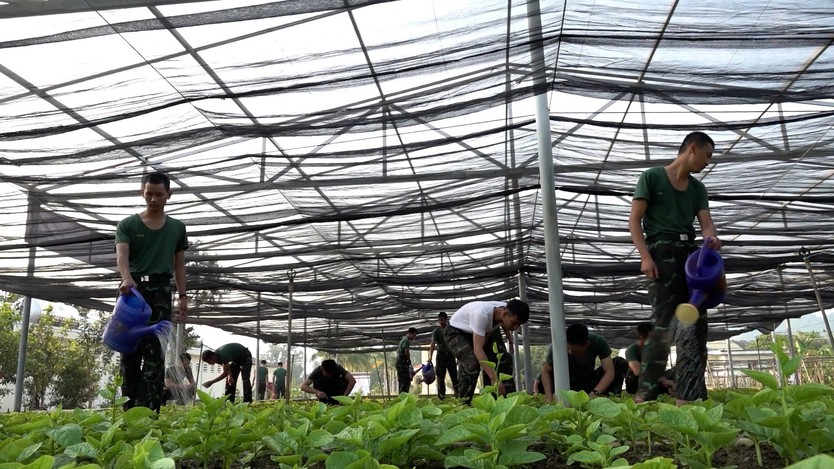 Một ngày rèn luyện của chiến sĩ trẻ tại Trung đoàn 143 - Ảnh 8.